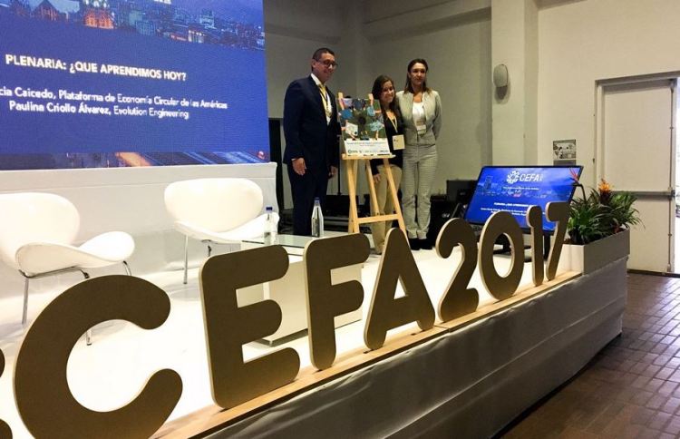 Premiación de la fotografía ganadora por Kevin de Cuba de @EconCirAmericas y Claudia Bedoya de MINCT a Leslie Angelica Aguirre #EconomiaCircular. Fuente: Cuenta de Twitter @EconCirAmericas